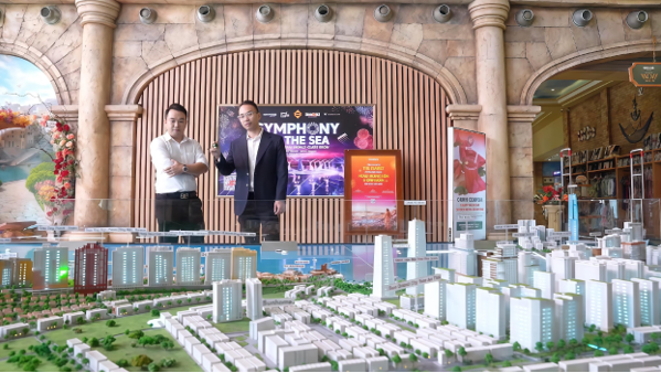 Anh Nguyễn C&ocirc;ng Tuấn (&aacute;o trắng) &ndash; đại diện đơn vị vận h&agrave;nh căn hộ tại Sun Grand City Hillside Residence, nam đảo Ph&uacute; Quốc. Ảnh: &Aacute;nh Dương.