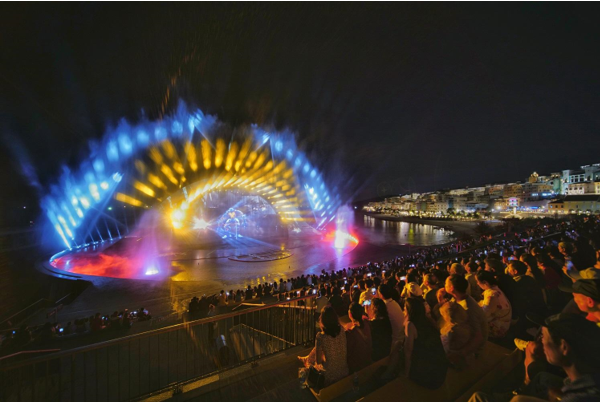 Show diễn đ&igrave;nh đ&aacute;m Kiss Of The Sea thu h&uacute;t h&agrave;ng ngh&igrave;n du kh&aacute;ch mỗi tối. Ảnh: &Aacute;nh Dương.