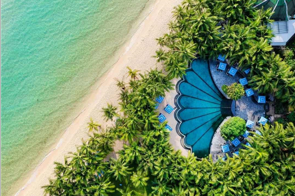 Hệ thống những khu nghỉ dưỡng sang trọng, đẳng cấp quốc tế cũng g&oacute;p phần n&acirc;ng tầm diện mạo của đảo Ngọc trong mắt bạn b&egrave; quốc tế