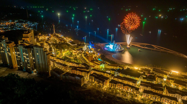 Sự s&ocirc;i động của Thị trấn Ho&agrave;ng H&ocirc;n, Nam đảo Ph&uacute; Quốc về đ&ecirc;m. Ảnh: &Aacute;nh Dương