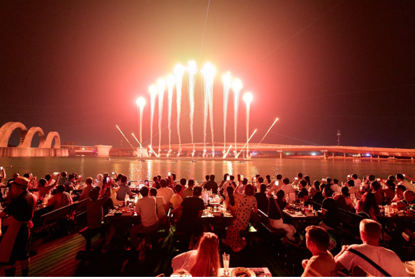 C&aacute;c show diễn nghệ thuật đ&igrave;nh đ&aacute;m được tổ chức mỗi tối tại Thị trấn Ho&agrave;ng H&ocirc;n, nam đảo Ph&uacute; Quốc thu h&uacute;t lượng lớn du kh&aacute;ch. Ảnh: &Aacute;nh Dương.