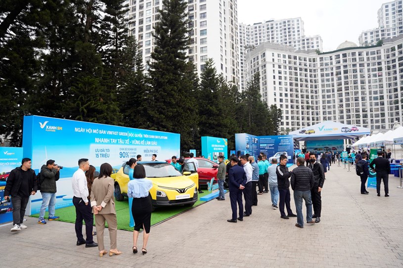 Nhiều b&aacute;c t&agrave;i đ&atilde; c&oacute; mặt ở &ldquo;Ng&agrave;y hội mở b&aacute;n VinFast Green&rdquo; ở Quảng trường Royal City (H&agrave;Nội) để tranh thủ chốt cọc c&aacute;c d&ograve;ng xe sớm trong 8 ng&agrave;y được &ldquo;combo&rdquo; ưu đ&atilde;i.