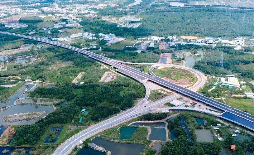 Cao tốc Bến Lức - Long Th&agrave;nh l&agrave; dự &aacute;n cao tốc lớn nhất ph&iacute;a Nam, dự kiến ho&agrave;n th&agrave;nh ng&agrave;y 30/9/2026, li&ecirc;n kết hai v&ugrave;ng Đ&ocirc;ng v&agrave; T&acirc;y Nam Bộ. Khi đi v&agrave;o khai th&aacute;c, lưu lượng phương tiện c&oacute; thể đạt khoảng 55.000 lượt xe mỗi ng&agrave;y, r&uacute;t ngắn thời gian di chuyển từ Long An đến Đồng Nai xuống khoảng 90 ph&uacute;t v&agrave; giảm chi ph&iacute; vận chuyển container khoảng 20%