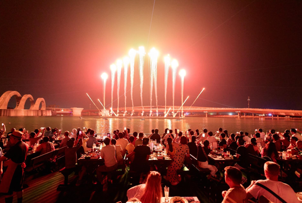 C&aacute;c show diễn đ&igrave;nh đ&aacute;m Symphony Of The Sea, Kiss Of The Sea thu h&uacute;t h&agrave;ng ngh&igrave;n du kh&aacute;ch mỗi tối. Ảnh: &Aacute;nh Dương.