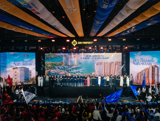 Bầu kh&ocirc;ng kh&iacute; s&ocirc;i động tại kh&aacute;n ph&ograve;ng tổ chức sự kiện. Ảnh: &Aacute;nh Dương.