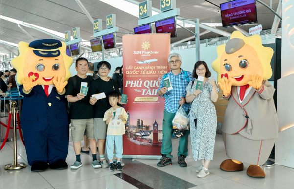 Du kh&aacute;ch Đ&agrave;i Loan tại quầy l&agrave;m thủ tục SPA