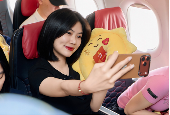 H&agrave;nh kh&aacute;ch tr&ecirc;n chuyến bay