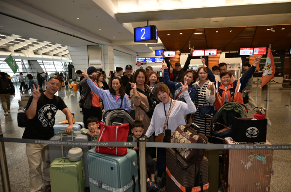 Du kh&aacute;ch tại s&acirc;n bay quốc tế Đ&agrave;o Vi&ecirc;n