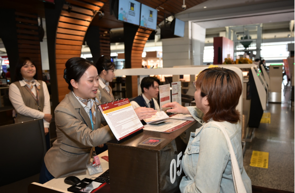 Những kh&aacute;ch h&agrave;ng Đ&agrave;i Loan đầu ti&ecirc;n l&agrave;m thủ tục bay đến Đảo Ngọc