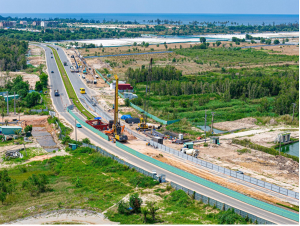 Tuyến LRT hiện đại chạy dọc trục giao th&ocirc;ng ĐT.975, kết nối xuy&ecirc;n suốt đảo Ngọc đang được gấp r&uacute;t thi c&ocirc;ng