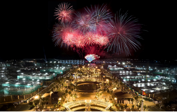 M&agrave;n tr&igrave;nh diễn Ph&aacute;o hoa - một trong nhiều &ldquo;đặc sản&rdquo; thu h&uacute;t du kh&aacute;ch đến với C&aacute;t B&agrave;. Ảnh: &Aacute;nh Dương.