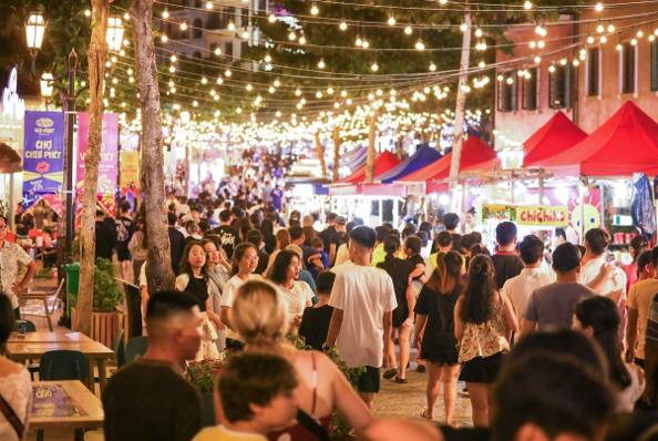 Quần thể du lịch Sunset Town tại Nam đảo thu h&uacute;t từ 15.000 - 20.000 lượt kh&aacute;ch mỗi ng&agrave;y. Ảnh: &Aacute;nh Dương.