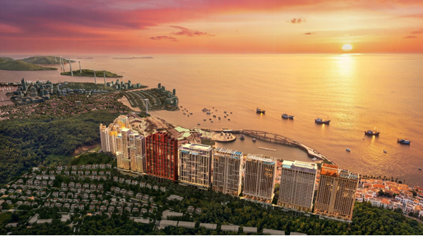 C&aacute;c t&ograve;a căn hộ Sun Grand City Hillside Residence tọa lạc tr&ecirc;n vị tr&iacute; đắc địa, tầm nh&igrave;n hướng biển. Ảnh: Sun Group.