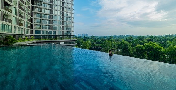 Chăm s&oacute;c sức khỏe tại bể bơi với tầm view 1 triệu c&acirc;y xanh của đại đ&ocirc; thị Ecopark Hưng Y&ecirc;n.