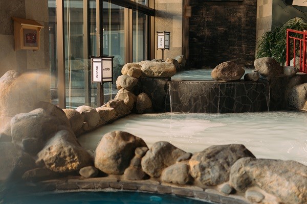 Bể kho&aacute;ng n&oacute;ng soda tại Ecopark Hưng Y&ecirc;n l&agrave;m mềm bề mặt da, cuốn tr&ocirc;i c&aacute;c chất nhờn tiết ra tr&ecirc;n da n&ecirc;n rất sảng kho&aacute;i sau khi tắm