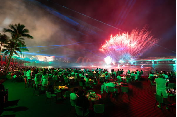 Show diễn Kiss Of The Sea, Symphony Of The Sea thu h&uacute;t h&agrave;ng ngh&igrave;n lượt kh&aacute;ch mỗi tối. Ảnh: &Aacute;nh Dương.