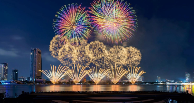 Lễ hội Ph&aacute;o hoa Quốc tế Đ&agrave; Nẵng (DIFF) - thỏi nam ch&acirc;m thu h&uacute;t du kh&aacute;ch. Ảnh: &Aacute;nh Dương.