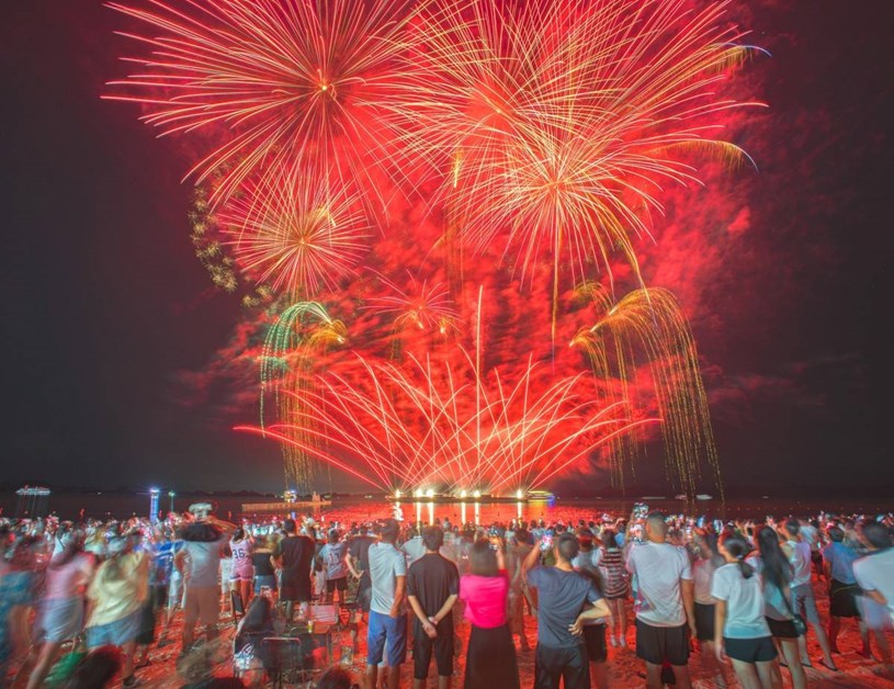 M&agrave;n tr&igrave;nh diễn ph&aacute;o hoa m&atilde;n nh&atilde;n tại Sun Elite City. Ảnh: &Aacute;nh Dương.