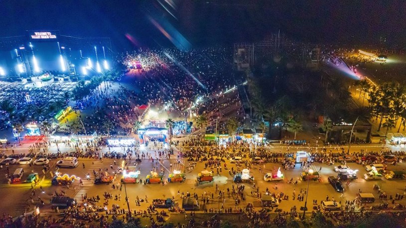 Sự s&ocirc;i động tại chợ đ&ecirc;m VUI-Fest. Ảnh: &Aacute;nh Dương.