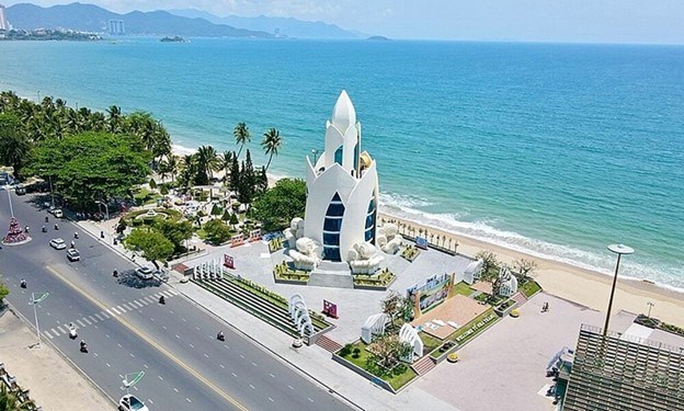 Nha Trang &ndash; điểm đến biển thu h&uacute;t du kh&aacute;ch với cảnh quan thi&ecirc;n nhi&ecirc;n, hạ tầng du lịch v&agrave; chuỗi hoạt động lễ hội s&ocirc;i động trong m&ugrave;a cao điểm.
