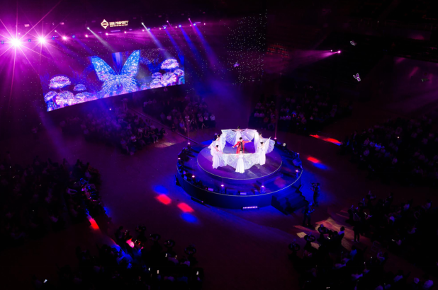 S&acirc;n khấu ho&agrave;nh tr&aacute;ng dẫn dắt cảm x&uacute;c, lan tỏa bầu kh&ocirc;ng kh&iacute; s&ocirc;i động. Ảnh: &Aacute;nh Dương