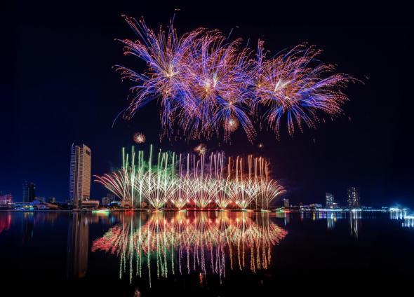 Lễ hội Ph&aacute;o hoa Quốc tế Đ&agrave; Nẵng (DIFF) điểm t&ocirc; sắc m&agrave;u rực rỡ cho s&ocirc;ng H&agrave;n. Ảnh: &Aacute;nh Dương.