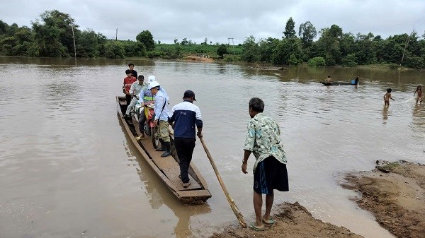 Vượt s&ocirc;ng v&agrave;o tuyến thi c&ocirc;ng m&ugrave;a lũ lớn