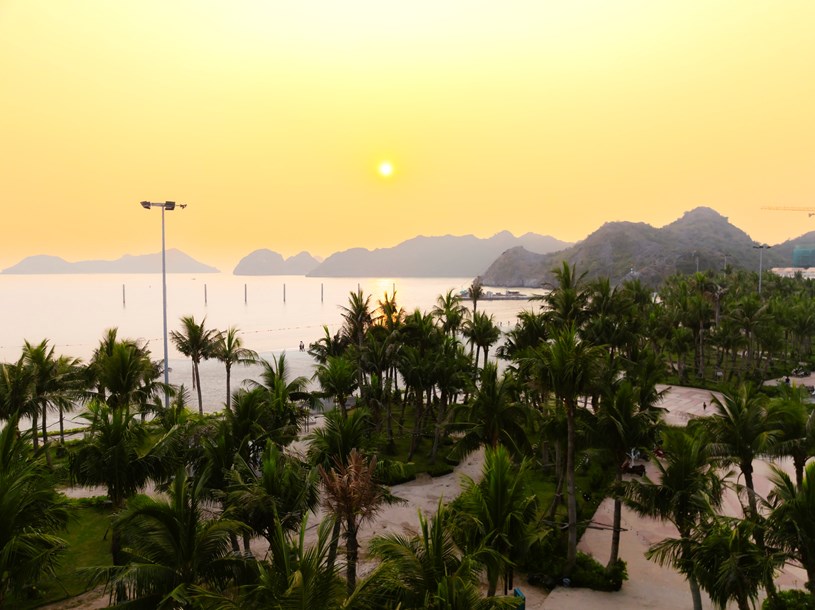 B&atilde;i tắm C&aacute;c B&agrave; &ndash; &ldquo;tọa độ hot&rdquo; bậc nhất C&aacute;t B&agrave; với c&aacute;c m&agrave;n tr&igrave;nh diễn nghệ thuật, ph&aacute;o hoa được tổ chức thường xuy&ecirc;n. Ảnh: &Aacute;nh Dương.