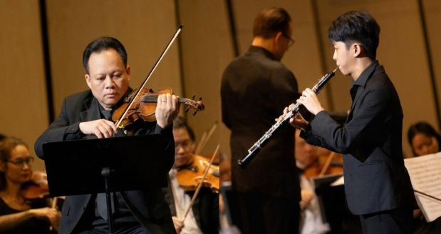 M&agrave;n song tấu violin v&agrave; oboe tạo n&ecirc;n cuộc đối thoại tinh tế tr&ecirc;n s&acirc;u khấu nh&agrave; h&aacute;t Hồ Gươm.