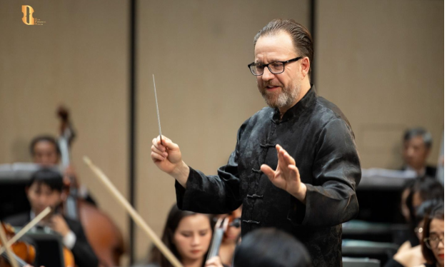 Nhạc trưởng Franz Schottky - người kể chuyện bằng c&acirc;y đũa chỉ huy.