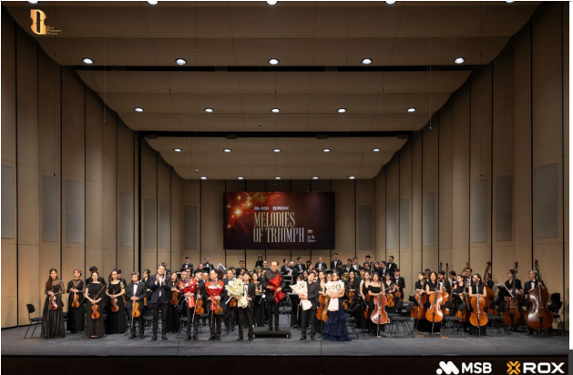 Việc đồng h&agrave;nh c&ugrave;ng h&ograve;a nhạc&ldquo;Melodies of Triumph&rdquo; tiếp nối h&agrave;nh tr&igrave;nh ROX Group kiến tạo vươn xa c&ugrave;ng tinh hoa nghệ thuật.