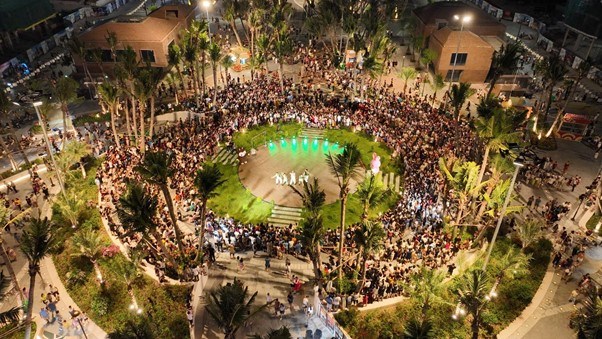 Kh&ocirc;ng kh&iacute; s&ocirc;i động &ldquo;sau ho&agrave;ng h&ocirc;n&rdquo; tại vịnh trung t&acirc;m Xanh Island. Ảnh: &Aacute;nh Dương.