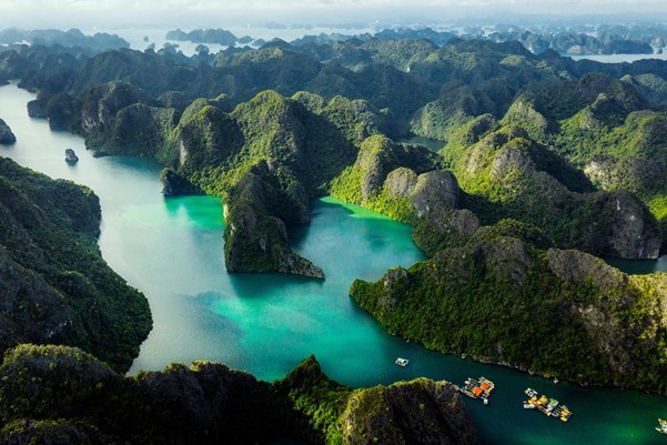 &nbsp;Khung cảnh thơ mộng của vịnh Lan Hạ nh&igrave;n từ tr&ecirc;n cao. Ảnh: &Aacute;nh Dương.