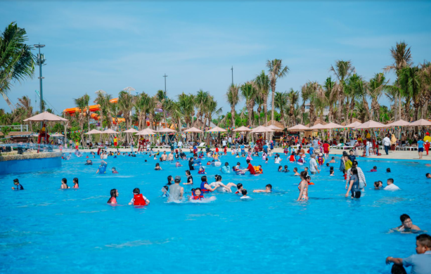 Du kh&aacute;ch tận hưởng c&aacute;c trải nghiệm giải tr&iacute; mới tại Vũng T&agrave;u. Ảnh: &Aacute;nh Dương