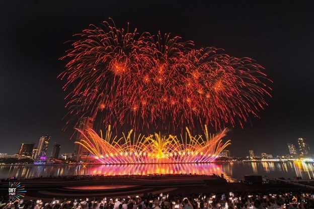 Lễ hội Ph&aacute;o hoa Quốc tế Đ&agrave; Nẵng (DIFF) l&agrave; "đ&ograve;n bẩy" khiến nhu cầu lưu tr&uacute; cao cấp ven s&ocirc;ng H&agrave;n b&ugrave;ng nổ mạnh mẽ mỗi dịp h&egrave;. Ảnh: &Aacute;nh Dương.