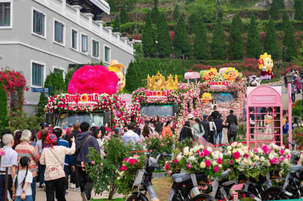 Du kh&aacute;ch h&agrave;o hứng check-in tại kh&ocirc;ng gian rực rỡ của Lễ hội hoa hồng Fansipan trong kỳ nghỉ lễ Giỗ Tổ.