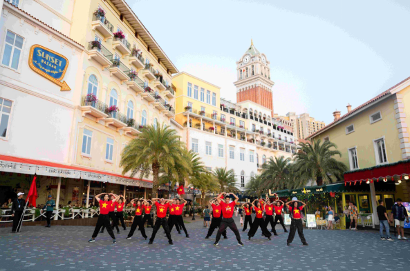 Khu phố Sunset Bazaar tại Thị trấn Ho&agrave;ng h&ocirc;n rực rỡ sắc cờ đỏ sao v&agrave;ng, đ&oacute;n lượng kh&aacute;ch lớn đến trải nghiệm kh&ocirc;ng gian đa văn h&oacute;a tại đảo ngọc.