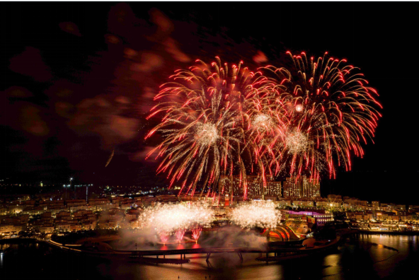 Đặc sản 2 m&agrave;n tr&igrave;nh diễn ph&aacute;o hoa nghệ thuật h&agrave;ng đ&ecirc;m tại "th&agrave;nh phố ph&aacute;o hoa" l&agrave;m say đắm du kh&aacute;ch đến với nơi đ&acirc;y