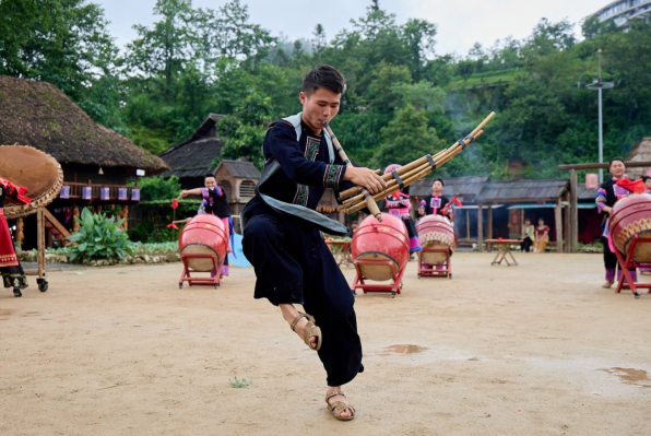 M&agrave;n m&uacute;a kh&egrave;n, t&aacute;i hiện n&eacute;t văn h&oacute;a đặc trưng của đồng b&agrave;o v&ugrave;ng cao tại Bản M&acirc;y (Sa Pa).