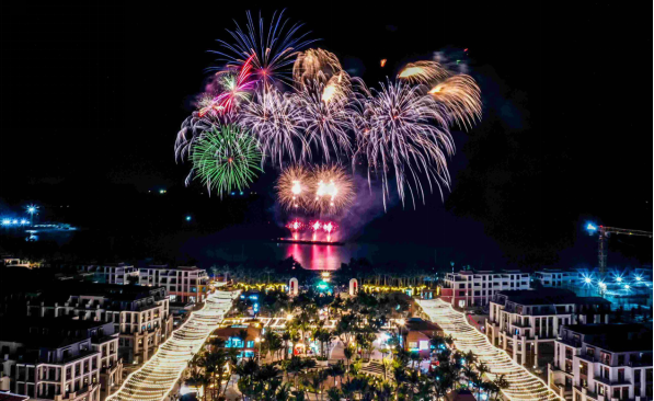 M&agrave;n tr&igrave;nh diễn ph&aacute;o hoa lung linh b&ecirc;n bờ vịnh, đ&aacute;nh dấu sự ra mắt s&ocirc;i động của khu chợ đ&ecirc;m VUI-Fest Ha Long.