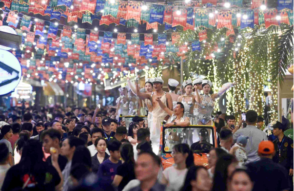 C&aacute;c show diễn đường phố rực rỡ mang đến kh&ocirc;ng kh&iacute; lễ hội n&aacute;o nhiệt cho du kh&aacute;ch tại B&atilde;i Ch&aacute;y.