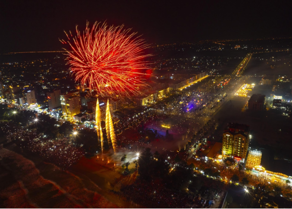 Bầu trời Sầm Sơn rực s&aacute;ng đ&ecirc;m ph&aacute;o hoa khai mạc m&ugrave;a du lịch biển 2026, thu h&uacute;t h&agrave;ng vạn người d&acirc;n v&agrave; du kh&aacute;ch.