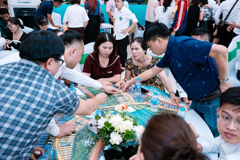 Kỳ nghỉ lễ Giỗ Tổ, Hạ Long đ&oacute;n hơn 42.000 lượt kh&aacute;ch, trong đ&oacute; rất nhiều du kh&aacute;ch đ&atilde; đến t&igrave;m hiểu Vinhomes Global Gate Hạ Long, chi&ecirc;m ngưỡng roadshow phủ xanh đường phố