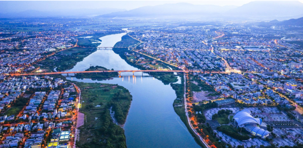 Hạ tầng đồng bộ c&ugrave;ng khả năng kết nối thuận tiện gi&uacute;p Nam Đ&agrave; Nẵng khẳng định vị thế trung t&acirc;m ph&aacute;t triển mới của khu vực miền Trung. Ảnh: &Aacute;nh Dương.