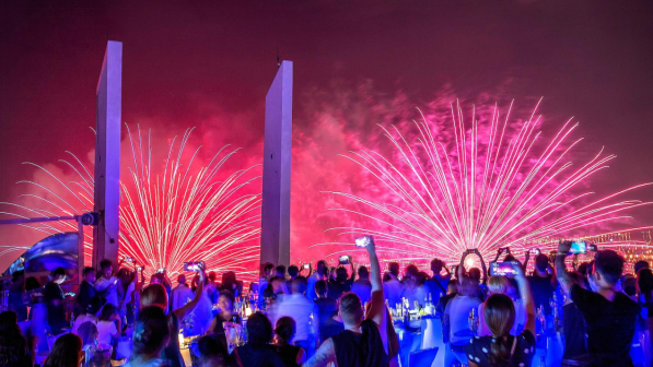 Nam Đ&agrave; Nẵng hưởng lợi trực tiếp từ l&agrave;n s&oacute;ng du kh&aacute;ch khổng lồ đổ về c&aacute;c sự kiện quy m&ocirc; như Lễ hội Ph&aacute;o hoa Quốc tế. Ảnh: &Aacute;nh Dương.