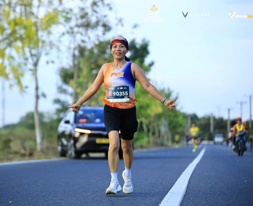 Chị Nguyễn Thị Th&ugrave;y Luynh gi&agrave;nh vị tr&iacute; top 2 cự ly 42km&nbsp;hạng mục d&agrave;nh cho lứa tuổi 60
