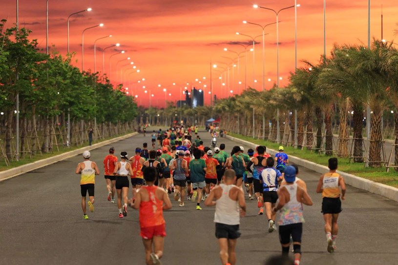 C&aacute;c runner ng&acirc;y ngất trước khung cảnh b&igrave;nh minh tr&ecirc;n biển khi chạy tr&ecirc;n trục đại lộ Thời Đại của Vinhomes Green Paradise&nbsp;
