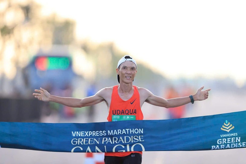 Runner L&yacute; Nh&acirc;n T&iacute;n v&ocirc; địch cự ly 21km với th&agrave;nh t&iacute;ch 1 giờ 12 ph&uacute;t