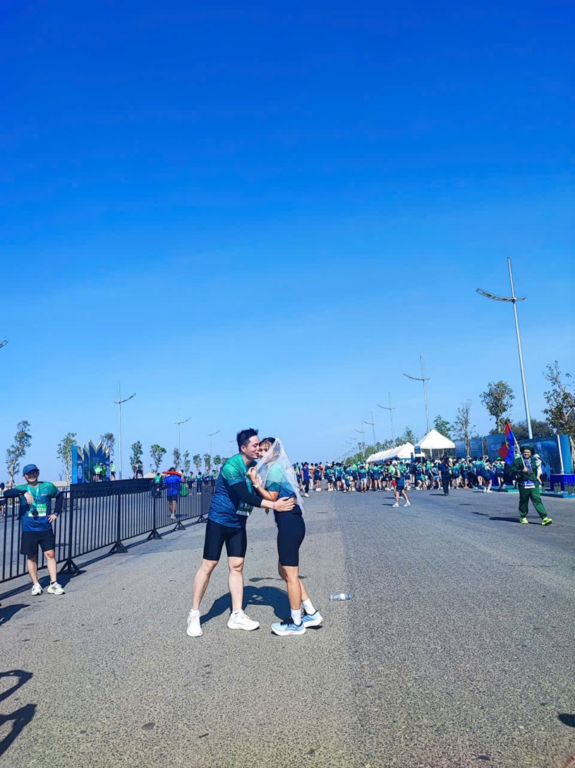 Vợ chồng anh Đ&agrave;o Văn Ch&iacute;nh kỷ niệm 10 năm ng&agrave;y cưới tại VnExpress Marathon Green Paradise