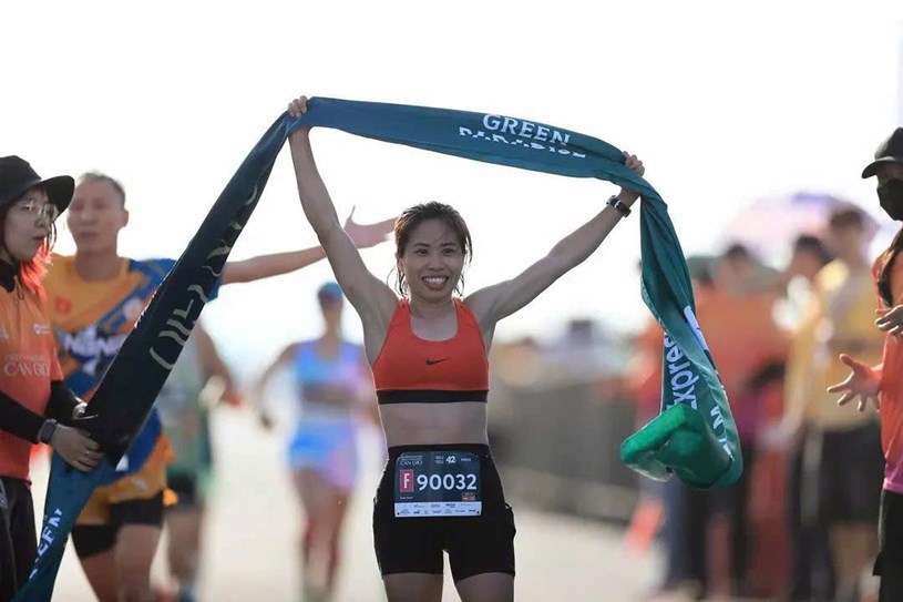 Gi&acirc;y ph&uacute;t nh&agrave; v&ocirc; định nữ cự ly 42km - Do&atilde;n Thị Oanh về đ&iacute;ch tại VnExpress Marathon Green Paradise